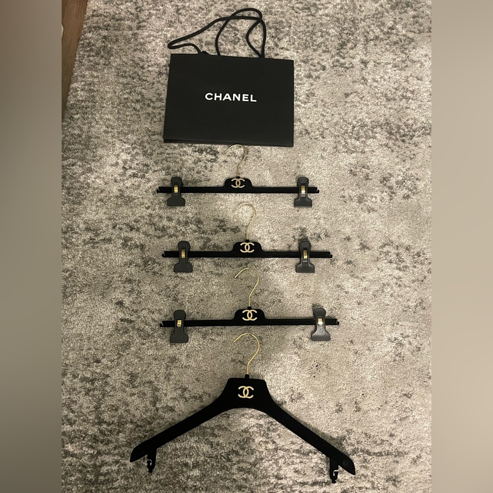 Hangers /booklet and paperbag